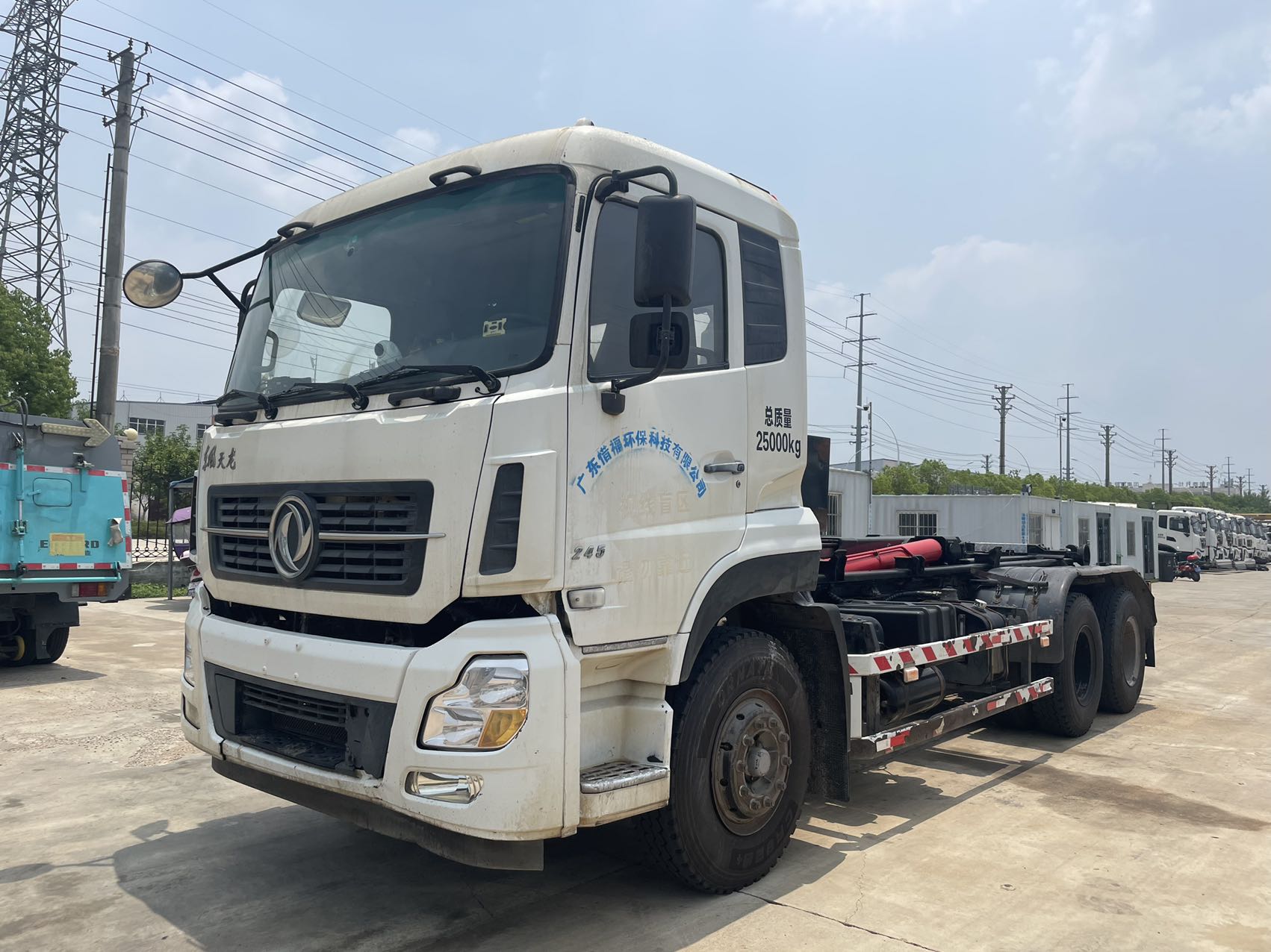 天龍后八輪勾臂(同款2臺) 2??年份：2019年5月 3??發動機：康機245馬力，國五 4??底盤配置：東風天龍底盤，5700軸距，7檔變速箱，1100鋼絲