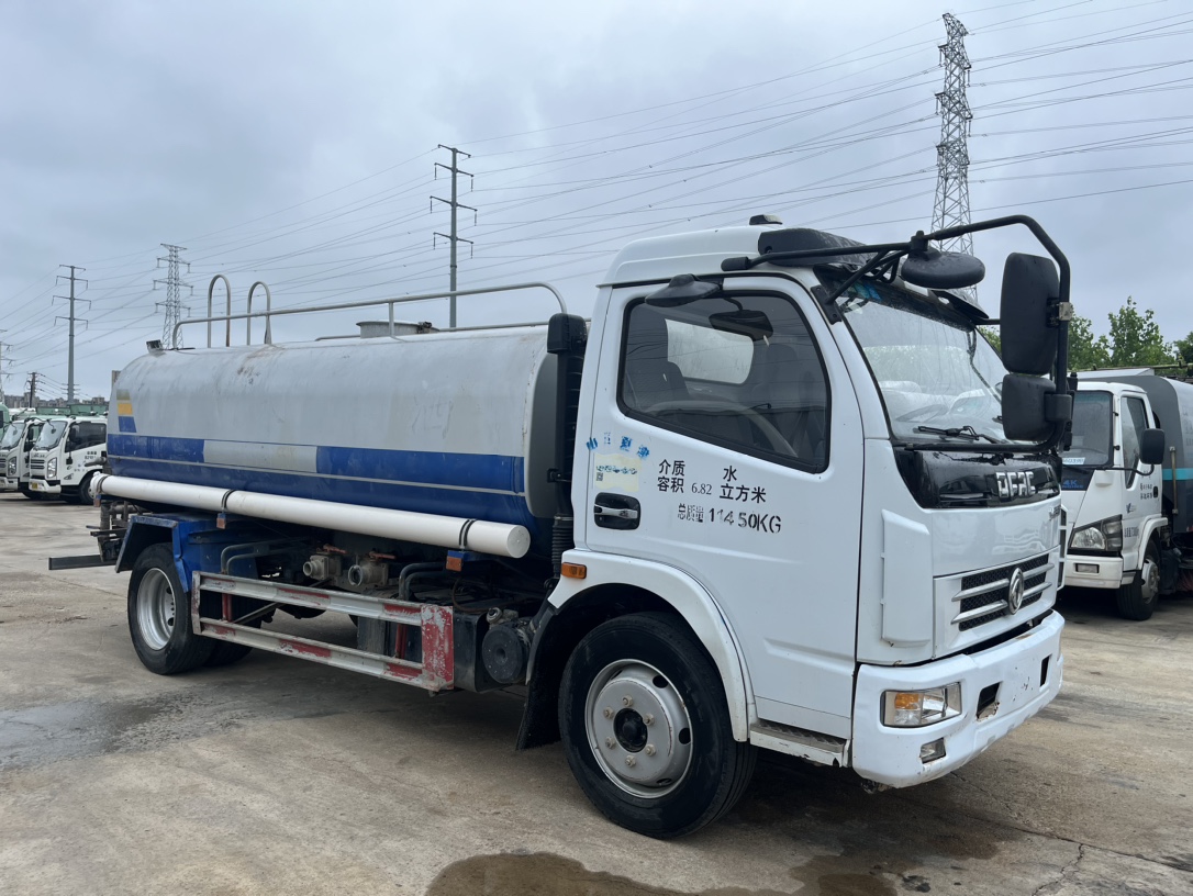 二手10方灑水車 2??年份：2020年5月 3??發動機：朝柴156馬力，國五 4??底盤配置：東風多利卡底盤，3800軸距，245真空胎，六檔變速箱，備胎未