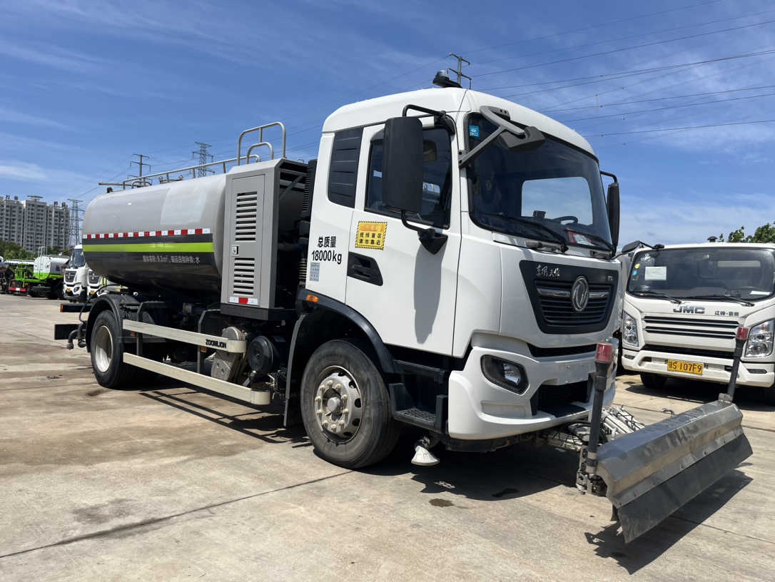 二手國六東風天錦清洗車 2??年份：2021年5月 3??發動機：康機230馬力，國六 4??底盤配置：東風天錦底盤，六檔變速箱，4500軸距，275真空胎，