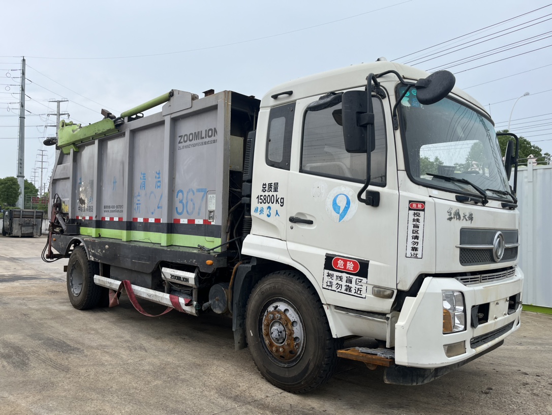 二手中聯無泄露式壓縮垃圾車 2??年份：2018年1月 3??發動機：康機210馬力，國五 4??底盤配置：東風天錦底盤，4500軸距，1000鋼絲胎，六檔變速